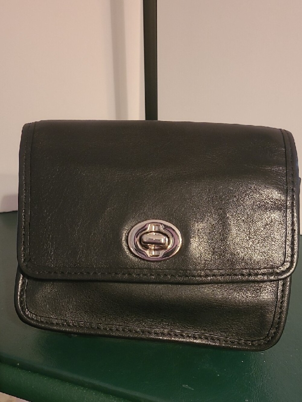 Coach Black Leather Crossbody Bag with Turn-Lock Closure Vintage - Picture 3 of 8